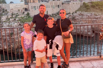 Vacanze a Polignano per Papu Gomez: lo scatto è così bello che diventa la nuova immagine profilo del calciatore