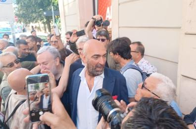 Bari abbraccia il nuovo sindaco Vito Leccese: «Vittoria del centrosinistra unito, risultato oltre le aspettative». Eletto con il 70,27%