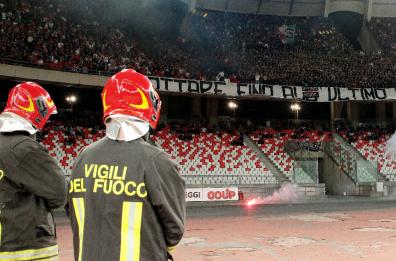 Lancio di petardi dalla curva nord del San Nicola a Bari: «Messi in pericolo gli agenti a bordo campo»