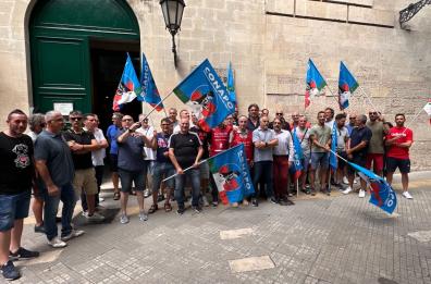 Lecce, Vigili del fuoco sotto la Prefettura: la denuncia con i  sindacati per disagi del personale e carenza di mezzi