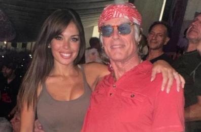 Altro che selfie con le fan, Ronn Moss al concerto di Vasco immortalato con la modella barese protagonista del suo videoclip 
