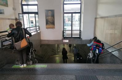Barletta, vuole salire sul treno senza biglietto e prende a calci la capotreno