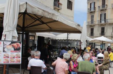 Caccia ai «tavolini selvaggi» dei ristoranti Bari vecchia, tre locali chiusi per 5 giorni