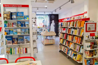 Così Taranto lasciata sola a rimuginare sul passato rinasce (per ora) nei libri