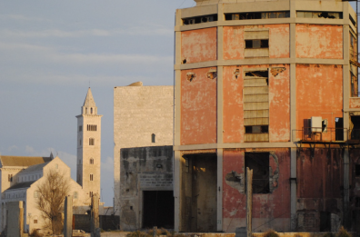 Trani, addio alla «torre rosa»: la Soprintendenza ha dato l’ok alla demolizione della vecchia cisterna