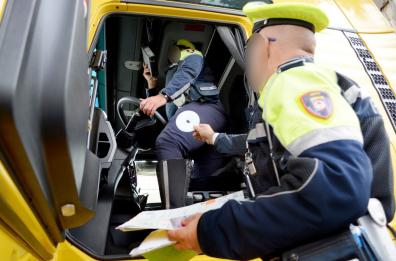 Bari, sanzione di oltre 14mila euro per un camionista alla guida da 17 ore