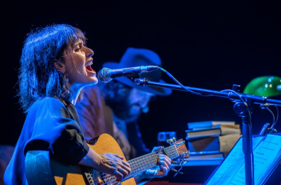 Erica Mou: «Ai miei concerti il pubblico ride, piange e canta insieme sempre nel nome dell’amore»