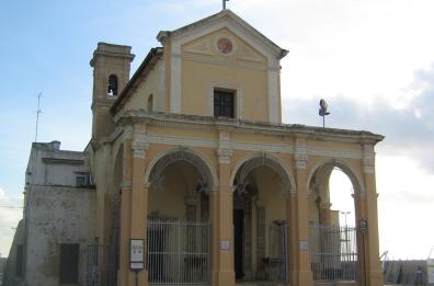 Gallipoli, cade mentre sta entrando in chiesa e sbatte la testa: morta 76enne