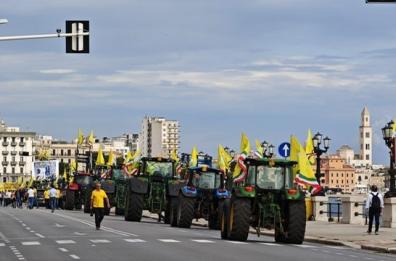 Bari, migliaia di trattori da tutta la Puglia sul lungomare: «Chiediamo interventi urgenti per l'agricoltura»