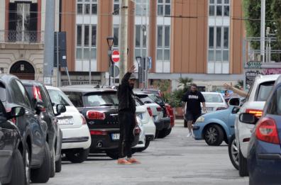 Bari e il flagello dei parcheggiatori abusivi: e con l'estate il fenomeno si estende da Santo Spirito a Torre a mare