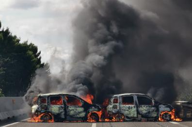 Superstrada Brindisi-Lecce, assalto armato a portavalori: auto incendiate per ostacolare le forze dell'Ordine VIDEO