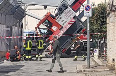 Tragedia sfiorata a Palo del Colle: si apre una voragine nell'asfalto e cede l'auto- gru, operaio in codice giallo VIDEO
