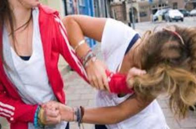 Lecce, entrambe innamorate di un uomo: una perseguita l'altra