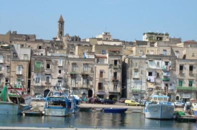 Cultura, acciaio, porto: se la città dei Due Mari ora è «in mezzo al guado»