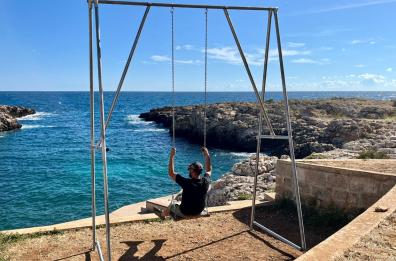 A Polignano trenta altalene d’autore: e dondolarsi diventa un gesto artistico