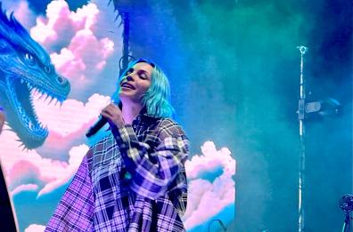 Al concerto di Rose Villain si respira l’amore: Collegno conferma il successo di «Radio Sakura»