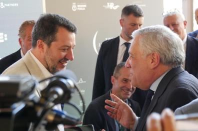 Veloce stretta di mani tra Salvini-Tajani sul palco di Vespa Veloce stretta di mani tra Salvini-Tajani sul palco di Vespa