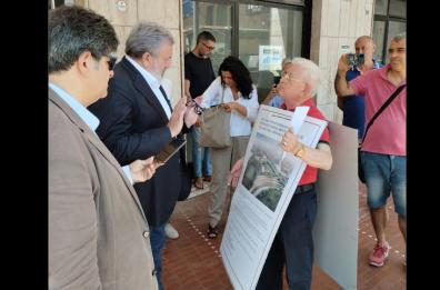 Il governatore Emiliano finisce nel mirino per l’ospedale del Sud Salento