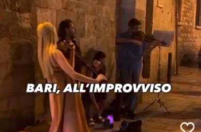 Bari, artisti di strada incantano con lirica e violino i passanti