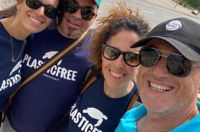 Bari, Rudy Zerbi pulisce la spiaggia di Pane e Pomodoro insieme ai volontari di Plastic Free
