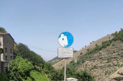 Ciao ciao con la manina? A Sasso di Castalda non si può, è «obbligatorio baciarsi»