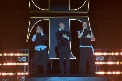 Trani, piazza piena per i Take That: famiglie e turisti da tutta Europa in estasi per la band simbolo degli anni ‘90