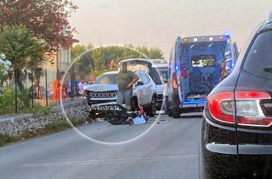 Tenta un sorpasso ma urta furgone e finisce sotto un'auto: motociclista 19enne muore nel Barese