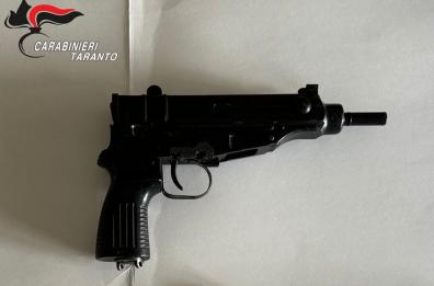 Taranto, nel baule degli addobbi di Natale nasconde cocaina e una mitraglietta: due arresti