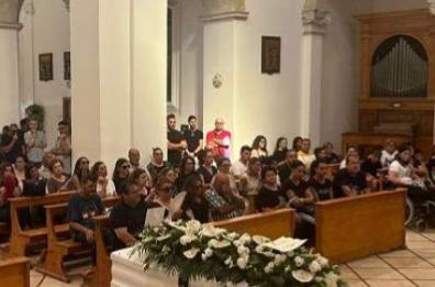 Fasano, l'ultimo saluto per Clelia morta cadendo nell'ascensore: applausi e palloncini bianchi VD
