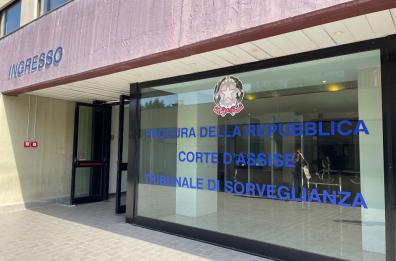 Bari, in Procura con abiti «decorosi»: vietati bermuda e canottiere