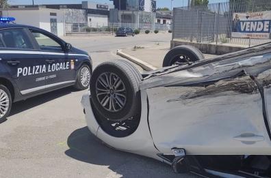 Foggia, due auto si scontrano e una si ribalta: tre feriti in ospedale