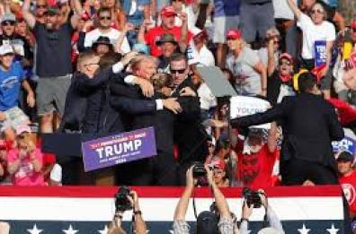 Donald Trump  ferito all'orecchio destro durante un comizio in Pennsilvania
