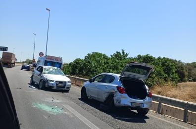 Statale 16 direzione Bari, incidente all'altezza uscita Mola, oltre 3 km di coda