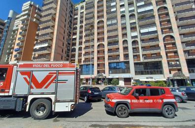 Bari, incendio in via Matarrese: fiamme da un balcone raggiungono il piano sottostante VIDEO E FOTO