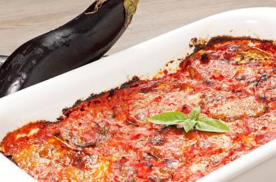 In Puglia la parmigiana in spiaggia è un sentimento: scoppia la polemica sui social
