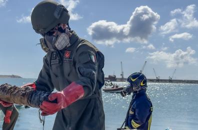 Molfetta, Esercito e Marina recuperano e neutralizzano 25 ordigni della seconda guerra mondiale