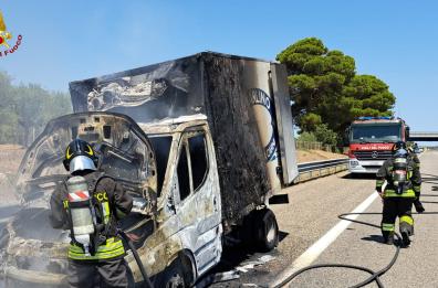 Furgone avvolto dalle fiamme in autostrada nel Barese: autista accosta e si salva
