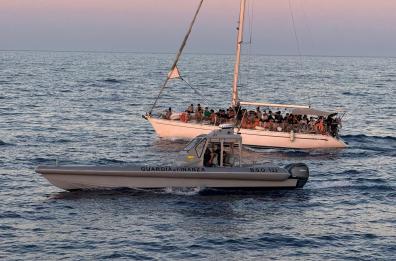 Si blocca il timone, barca carica di migranti soccorsa al largo di Leuca. Arrestato scafista