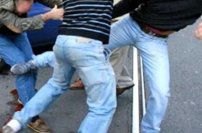 Padre e tre figli vengono alle mani in strada: paura a Novoli, feriti anche due carabinieri