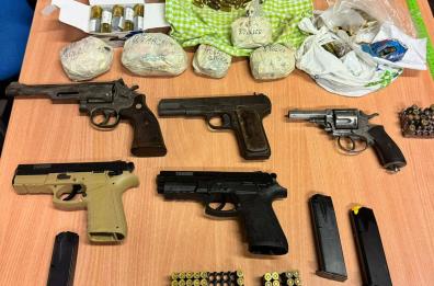 Carbonara, la polizia scopre un box con armi, munizioni e droga: arrestato 24enne
