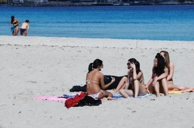 Lecce, tenta di abusare di una 15enne in spiaggia: i bagnanti danno l'allarme