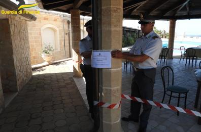 Tricase, abusivismo sul demanio marittimo: sequestrati ombreggianti, gazebi e pergolati