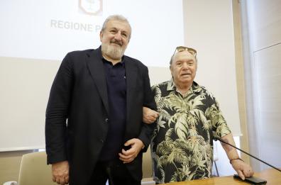 Emiliano dribbla le polemiche sul «tris» ma elogia i film di Banfi con la Cassini