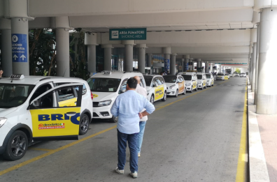 Taxi, a Bari troppo pochi e nuove licenze risicate. Il Comune: «Usare di più la doppia guida»