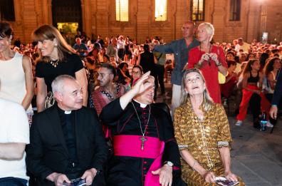 Lecce, Carolina di Monaco entusiasta in piazza Duomo per «Core Meu»
