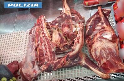 Taranto, in un minimarket sequestrati 162kg di carne, pesce e frutta conservati male