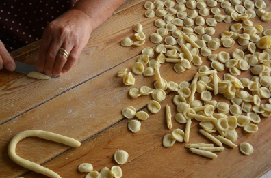 A Margherita di Savoia i nonni vengono festeggiati con le orecchiette