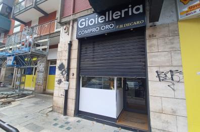 Choc a Bari, ragazzini entrano in gioielleria, immobilizzano commessa e fuggono con gli ori esposti in vetrina