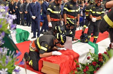 Matera, l'ultimo saluto ai due vigili del fuoco morti a Nova Siri: oltre 1500 persone al PalaSassi VD/FT