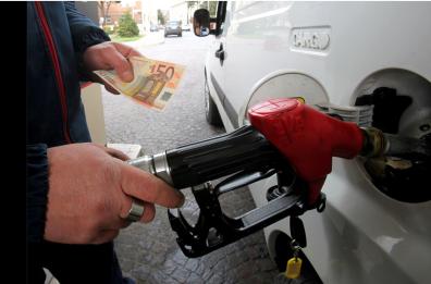 Bari, la denuncia di un lettore: «In quel distributore di benzina truffano i turisti»